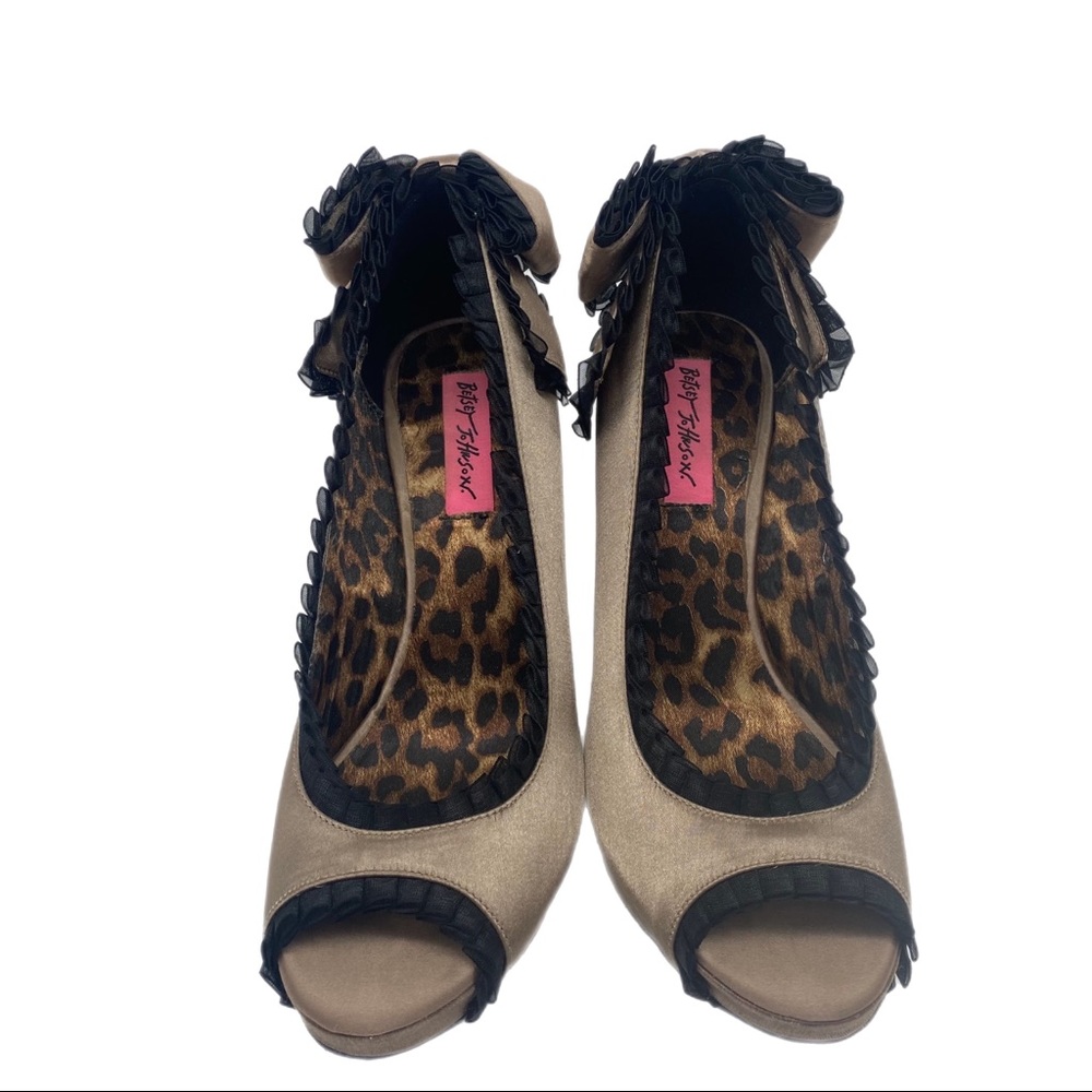 BETSEY JOHNSON Sexy CAMMIE Bronze/Tan Satin Platform Peep Toe Pump W/Bow Sz 7.5